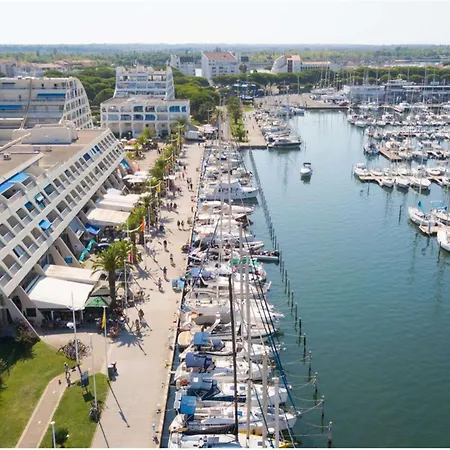 Climatise Avec Cabine, Terrasse Et Parking A Proximite De La - Fr-1-307-263 * Le Grau-du-Roi